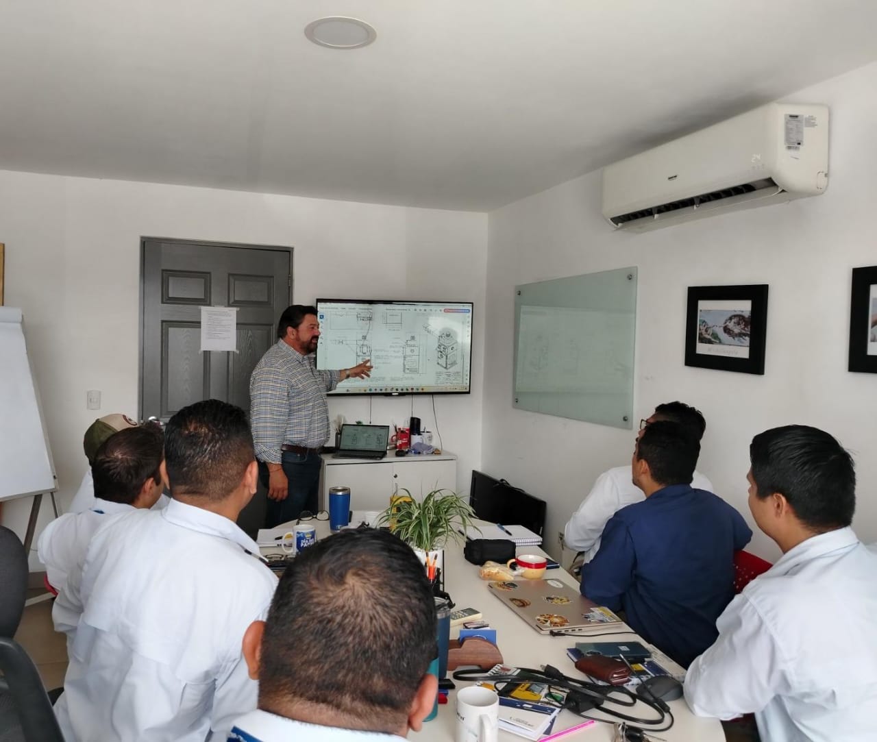 Equipo de Óptima Industrial en planta
