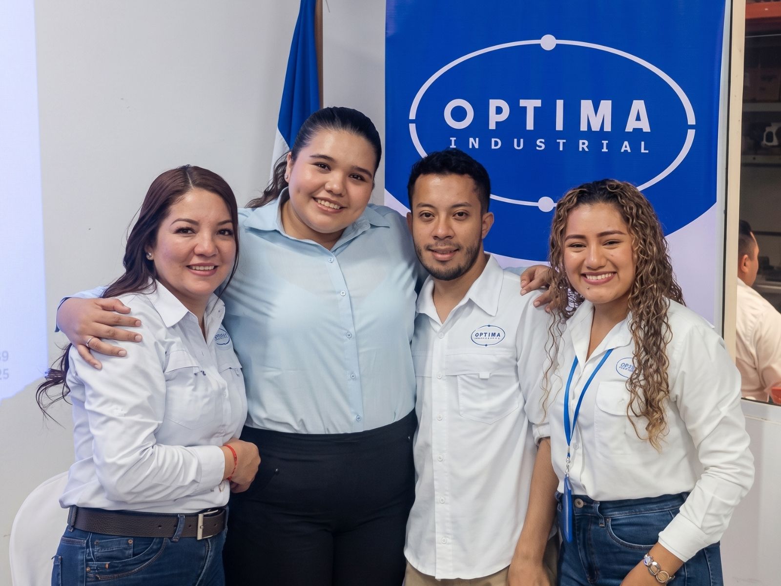 Equipo de Óptima Industrial trabajando en planta